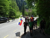 Prečkanje ceste pri ČREŠNIKU in čez OSLICO do cerkve v Puščavi title=
