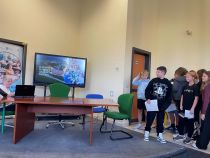 Naši učenci so pripravili odlično predstavitev šole in kraja v angleščini. title=