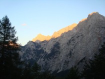 Sončni zahod na Okrešlju - Pogled na Ojstrico in Planjavo title=