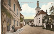 Pogled s Spodnjega trgana cerkev sv. Križa.
Založil Alois Jäger, lovrenški trgovec. Poslana l. 1912. title=