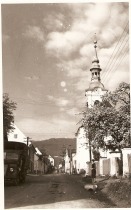 Pogled s Spodnjega trga na cerkev sv. Križa. 
Poslana 3. 11.1963. title=