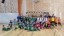 Nastopajoči mladi nogometaši s svojimi trenerji
fotografije: Tomaž Sušec title=