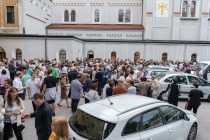 Pogostitev pred cerkvijo title=