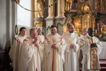 Domači duhovniki Jure Sojč, Jože Hrastnik, Mirko Rakovnik in ruški župnik Robert Senčar title=