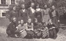 Tončka s sošolkami v lovrenški osnovni šoli – stoji druga z desne (lastnica fotografije Alojzija Vaupotič - Bonačić Protti) title=