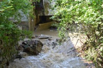 Spodkopani podporni zid pri Marlesu title=