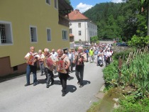 Fotografiranje pred nekdanjo šolo title=