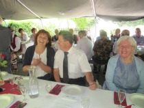 Ravnateljica, župan in nekdanja učiteljica Lojzka title=