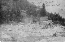 Posledice obsežne poplave leta 1916 pri nekdanji Lakožičevi žagi title=