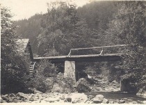 Okoli 1930
Strgarjev mlin in most čez Radoljno; prejšnji most je uničila povodenj leta 1916 title=