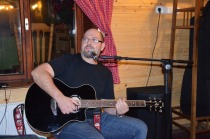 Boka je zašpilal eno avtorsko na kitaro in peljal vlak iz Ruš na Ruto title=