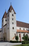 Na zvoniku so spodnja okna grajena še v romanskem, gornja pa v gotskem stilu title=