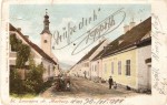 Prva stavba na desni je »Gasthaus zur Taube« (Gostilna pri golobu) - Vinzenz Nowak, današnja Okrepčevalnica Urbanc.
Fotograf/založnik ni znan. Poslana 30. 11. 1901 v Judenburg, Avstrija. title=