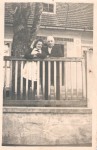 Gostilna pri Šmelcerju leta 1949. Na fotografiji je lastnik in gostilničar Jožef Kasjak. 
Objavo je dovolila lastnica fotografije K. Lesjak. title=