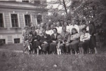 Ob zaključku šolanja leta 1957;
Tončka stoji za ravnateljem Vojkom Lovšetom (lastnica slike Alojzija Vaupotič - Bonačić Protti) title=