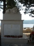 Spomenik junakom Viške bitke (Lev na vrhu spomenika je kopija, original so Italijani ukradli in ga odpeljali ter ga (še vedno) niso vrnili.) title=