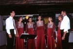 Vokalna skupina ARS na družabnem srečanju pri Franciju Kušarju, leta 2002 title=