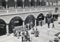 Rotovški trg leta 1965 – ob knjižnici knjižni sejem (Foto: PA Maribor) title=