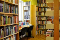 Vsi kotički so že polni knjig, obiskovalci pa potrebujejo tudi prijazen prostor za druženje, branje, brskanje po spletu… (Foto: Mateja Glavica) title=