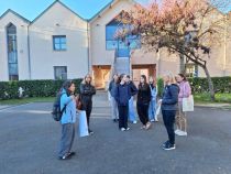 Šola je sestavljena iz “hišk” iz 18. stoletja, ki so med seboj povezane v moderne stavbe. Šola je lepa, svetla, v njej smo se dobro počutile. title=