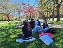 Zaslužen počitek. Me bi kar tu ostale. Pod cvetočimi drevesi, na toplem soncu. title=