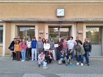 Skupinska pred odhodom v Pariz. Nič solz, saj se kmalu vidimo! title=