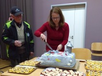 S predavanjem Vikija Grošlja smo obeležili slavljenčevo obletnico, Maja pa je spekla krasno torto title=