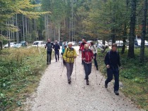 Avtomobile smo pustili na velikem parkirišču v dolini Ravenske kočne title=
