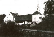 Kapelica z zadnje strani leta 1955 – vidna je niša z izvirom vode, nad njo freska sv. Janeza Nepomuka (iz zbirke Hilde Žaucer) title=