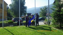 Dvig zastave in otvoritev tekmovanja ob gasilski himni (na sliki mladinca in mentor PGD  Lovrenc na Pohorju) title=