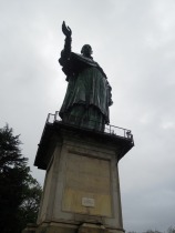 Kip sv. Karla je visok preko 30 m in star okoli 400 let; v njem so razgledne stopnice title=