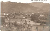 Na panoramski razglednici Lovrenca iz leta 1914 (foto Franz Erben, Slovenska Bistrica) je parna  žaga je označena s puščico, v ospredju sta na polju s puščico označena stebra tovorne žičnice (hrani avtor) title=