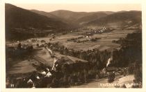 Panoramska razglednica Sv. Lovrenca na Pohorju iz leta 1935; spredaj je Kurja vas, s puščico je označena Novakova, kasneje Vrenčurjeva žaga (hrani avtor) title=