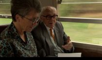 Dr. Antonia Bernard in Boris Pahor se med vožnjo na vlaku pripravljata za literarni nastop, ki sta ga imela junija 2008 v mestu Melun, jugovzhodno od Pariza (vir: svetovni splet) title=