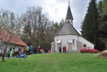 Pisana druščina ob cerkvi sv. Janeza title=