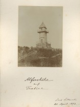 Fotografija razglednega stolpa na Traticah, posneta 21. aprila 1893
(hrani Pokrajinski arhiv Maribor, PAM/1851, Gospoščina Fala, AŠ 214/3) title=