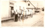 Pred Šumejevo gostilno. 
Na fotografiji iz leta 1939 je nekdanji furman Franc Vidmar z Jodlovima konjema. title=