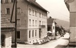 »Hotel Jelen« v Gornjem trgu.  
Fotograf/založnik ni naveden. Poslana 1. 12. 1960 v Maribor. title=