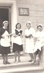 Uslužbenke »Hotela Jelen« pred njegovim vhodom leta 1961.
Objavo je dovolila lastnica fotografije K. Lesjak. title=