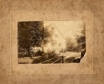 »Gasthaus zum Graben«(Gostilna pri potoku) – gostilna pri Grobnvirtu.
Originalni fotografiji, posneti verjetno okoli leta 1900. 
Objavo je dovolil lastnik fotografij F. Ladinek. title=