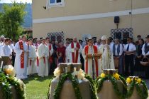 Blagoslov novih zvonov je opravil nadškof msgr. mag. Alojzij Cvikl v navzočnosti drugih duhovnikov title=
